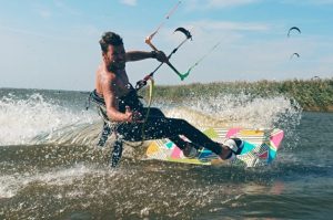 Kitesurfer auf dem Saaler Bodden beim Wassersportcenter Saal