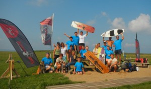 Kiteschüler an der Kitestation posen mit Kiteboards
