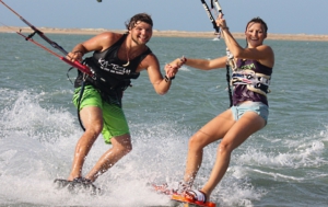 2 Kitesurfer kiten gemeinsam Hand in Hand