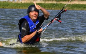 Kitesurf-Schüler beim Bodydrag im Kiterevier am Saaler Bodden