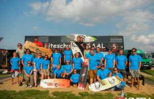 Kitesurf-Gruppe am Strand von der Kiteschule Saal