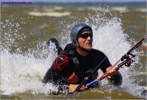 Kitesurfer in aktion mit seinem Kite