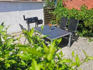 Grillplatz auf einer Terrasse im grünen.
