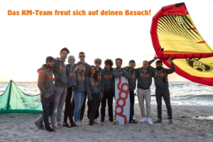 Kitelehrer und Lehrerinen am Ostseestrand mit Wing, Kite und Kiteboard