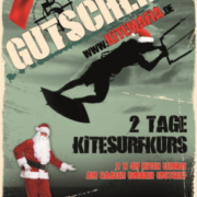 Zeigt einen Gutschein zum Kitesurfen mit einem Weihnachtsmann