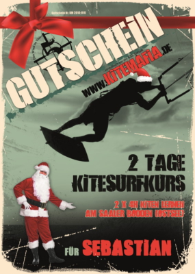 Zeigt einen Gutschein zum Kitesurfen mit einem Weihnachtsmann