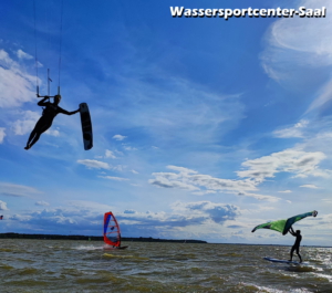 Kitesurfer, Wingsurfer, Windsurfer auf dem Wasser