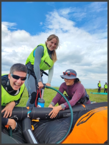 Mädchen Pumpt ihren Kite auf deim Kitekurs