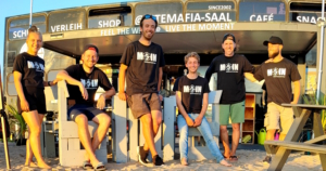 Kitemafia Team am Strand von Saal